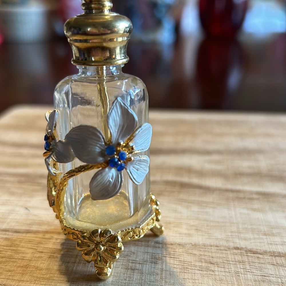 💕HOST PICK 💕Perfume Bottle Vintage 3 Leg White Flowers Blue Crystals Gold Tone - Picture 7 of 16